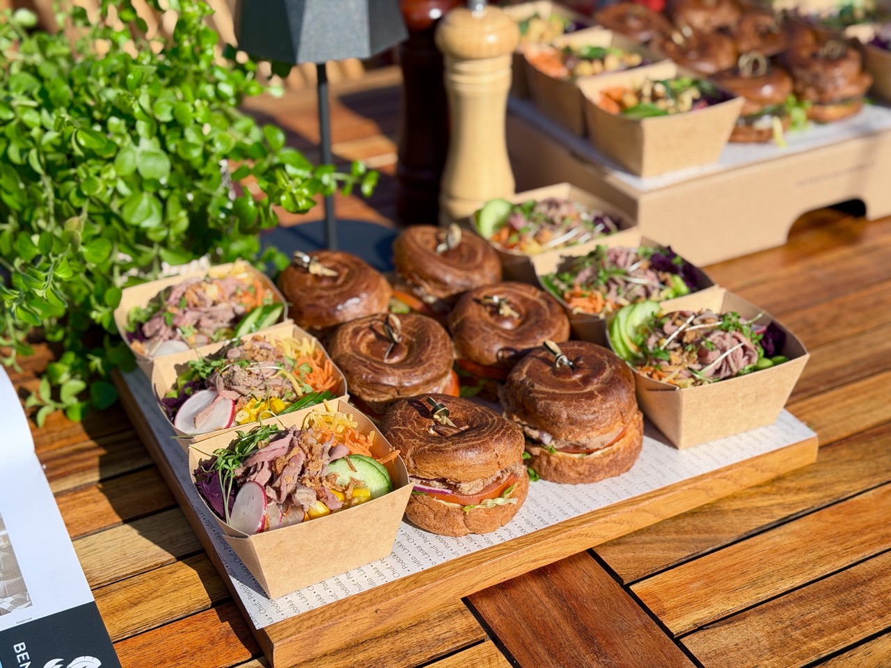 Bezlepkové cateringové občerstvení — miniřízečky, věnečky, cheesecaky, poke bowls a saláty