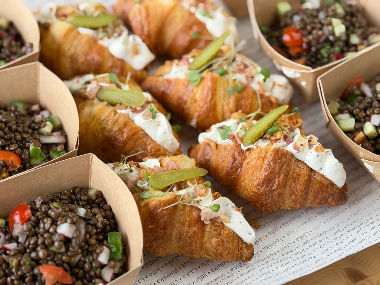 Obědový catering — studené boxy a saláty pro firmy