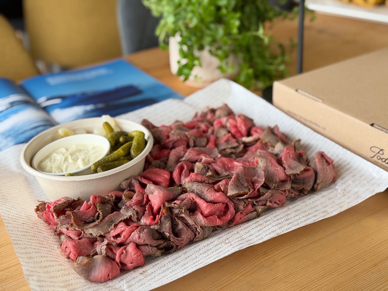 Obložené mísy — řízečky, roastbeef, sýry a uzeniny připravené k servírování