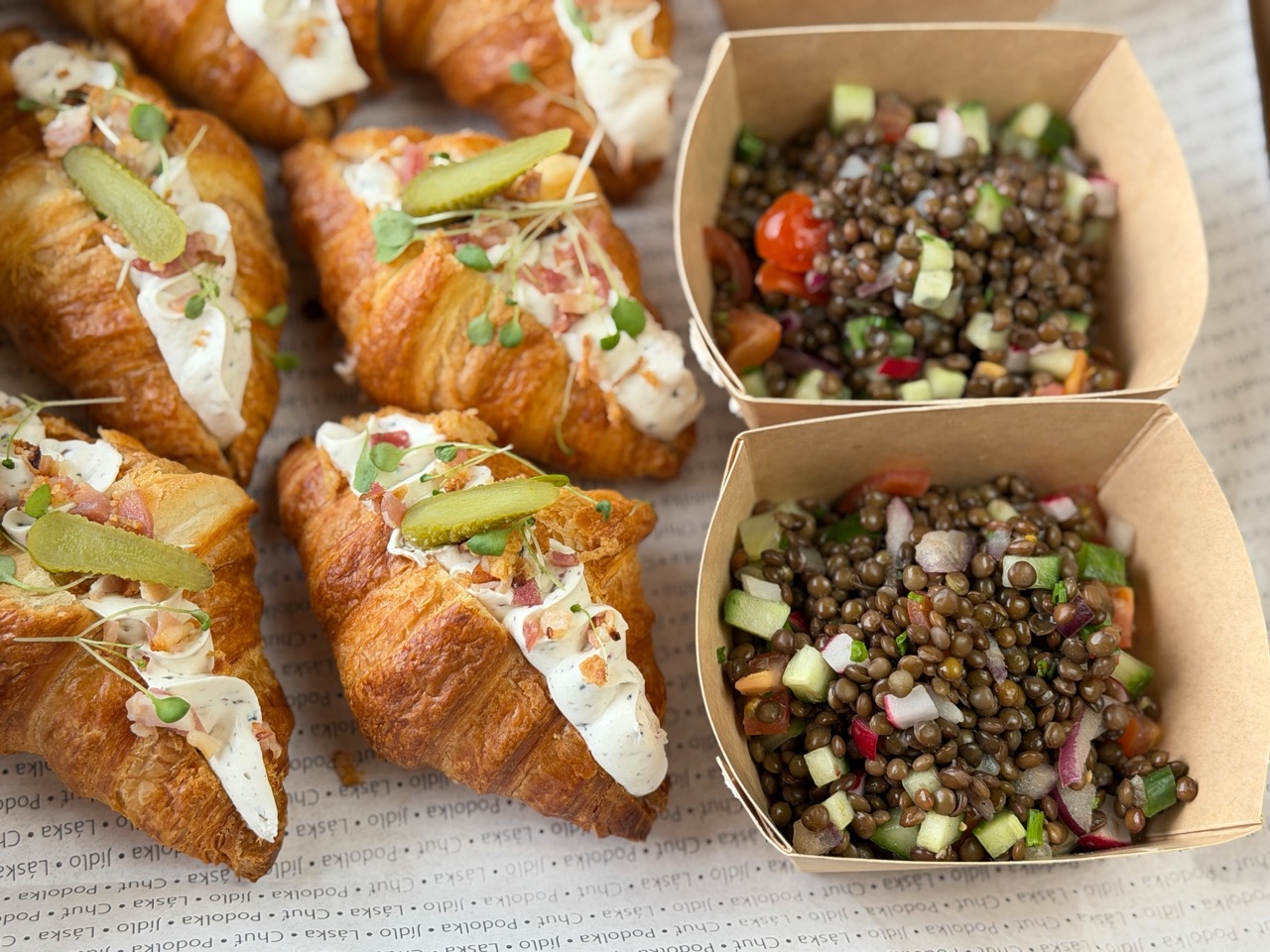 Saláty a poke bowls — čerstvé chlazené boxy připravené k servírování