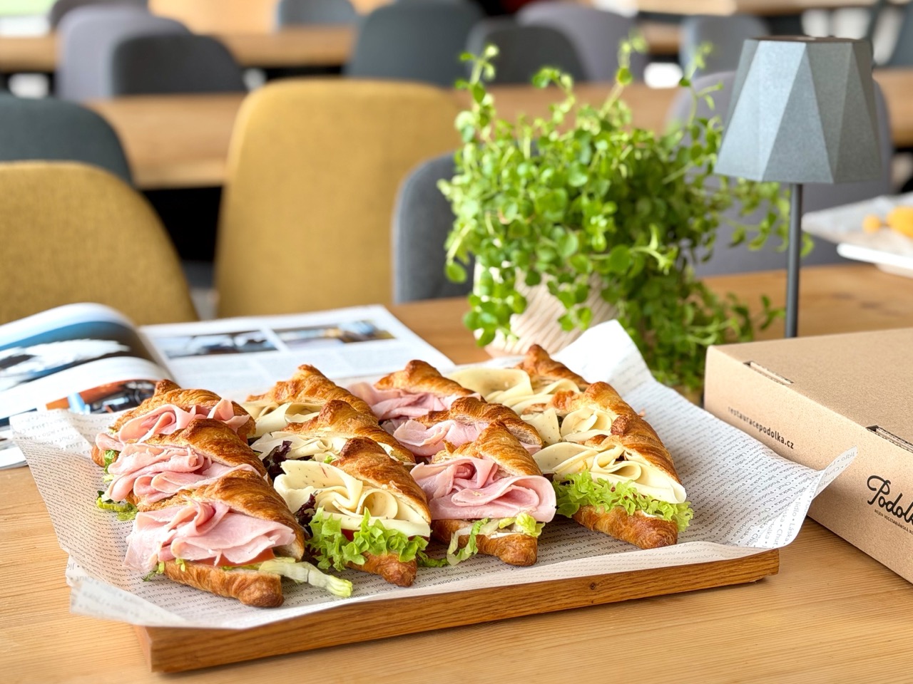 Snídaňový a brunch catering — croissanty, muffiny, smoothie