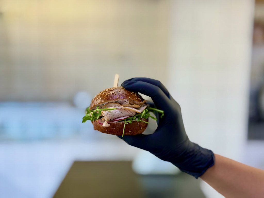 Mini burger v ruce – jednoručák – Podolka