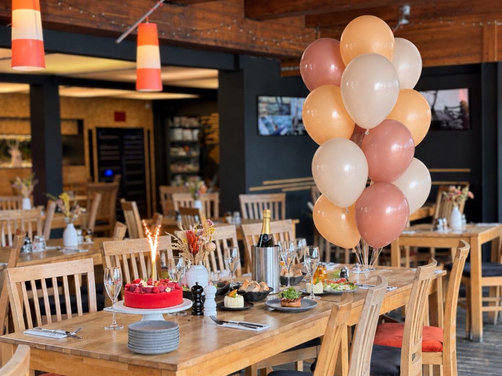 Blush Crush – balónková výzdoba oslavy v restauraci Podolka Praha