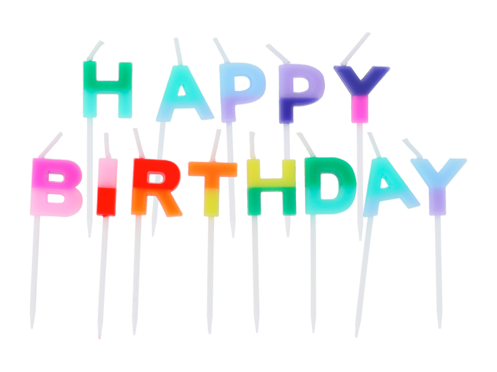 Svíčky Happy Birthday v pestrých barvách na narozeninovém dortu – oslava v restauraci Podolka Praha
