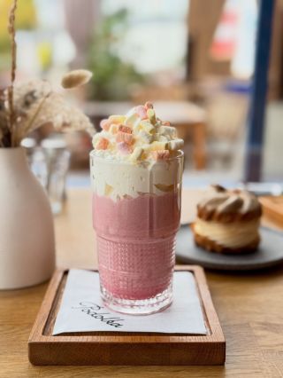 Teploty venku klesají 🌡️…a při výběru nápojů stoupají 😋… pokud hledáte něco na zahřátí, tahle horká čokoláda to zaručeně...