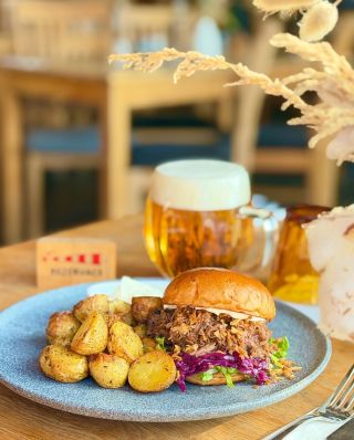 🪿🍔 Husí burger ve škvarkové housce, s pečenými bramborami grenaille a česnekovou omáčkou 🍔…už od zítřka v naší restauraci 👌🏼😋