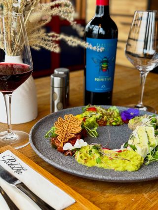 Jaké víno preferujete v zimě? Bílé nebo červené? 🍷 … k tomuhle mezze se ovšem hodí perfektně obě 😊