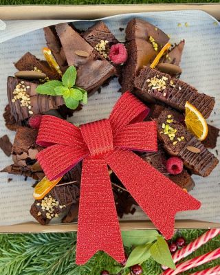 Nejlepší dárek? 🎁 Přece ten jedlý! SLADKÝ VÁNOČNÍ VĚNEC 🍩🎄 Bezlepkový brownie věnec s višněmi a čokoládou 🎀