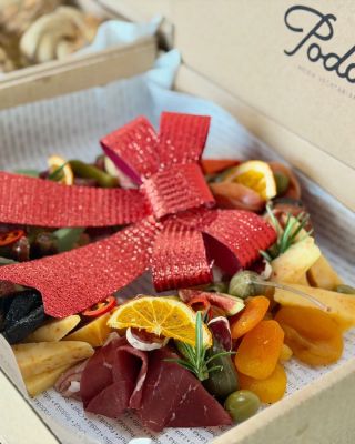 🎄🧀🍗 Slaný vánoční věnec kombinuje výběrové Prosciutto crudo, fuet a tři druhy ochucených goud (sušená rajčata, pistácie a...