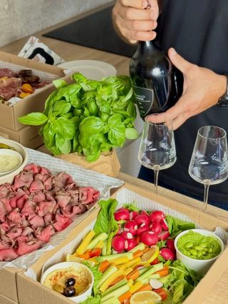 Krabice plné dobrot na vaší oslavu, večírek nebo pracovní meeting 🥒🌮🍔… nově se perfektně vejdou i do běžné lednice 📦❄️...